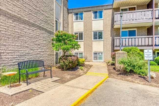 Building Photo - Lakeside Gardens Apartments