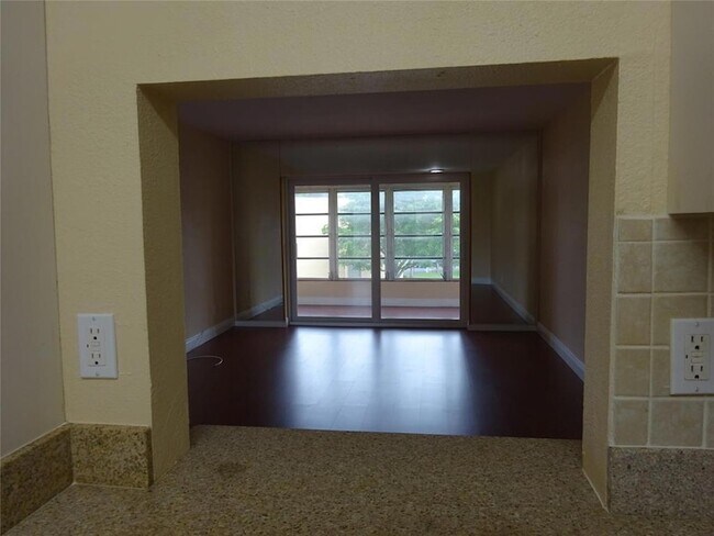 Foto del edificio - 6050 NW 64th Ave