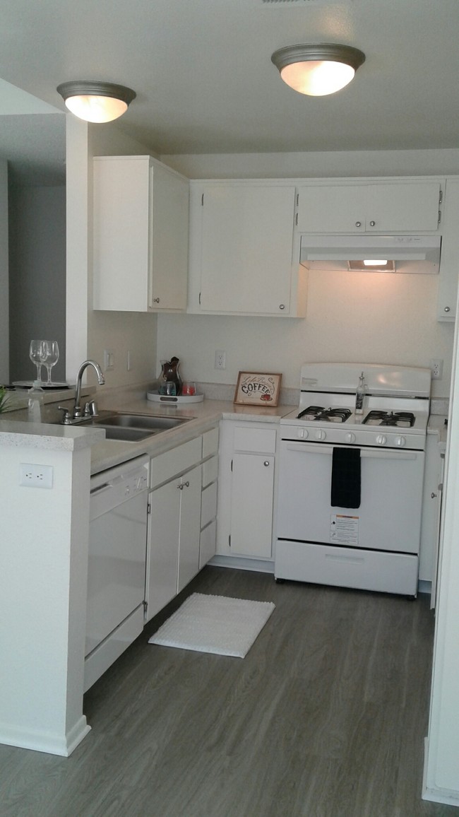 Kitchen - Lomita Court