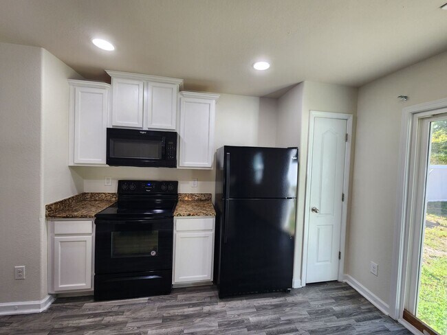Building Photo - 3 Bedroom Home in Gastonia