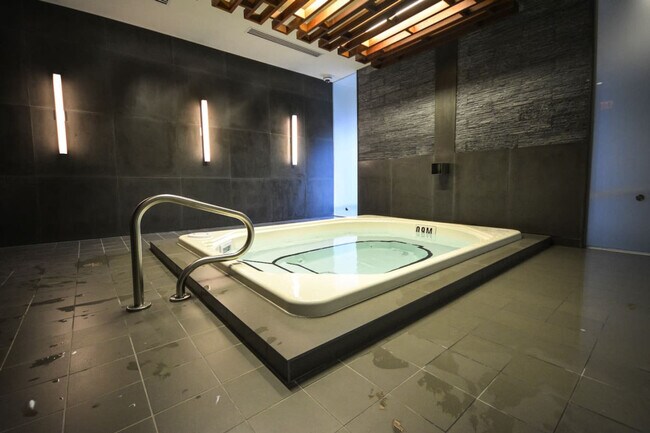 Photo du bâtiment - 300 Front St W