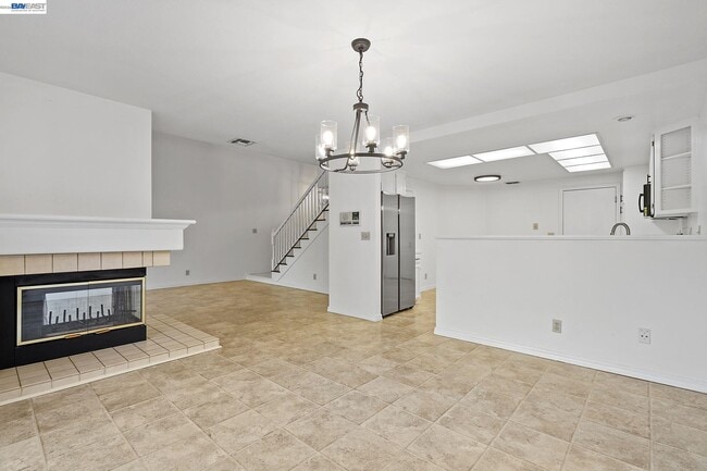 Building Photo - 493 S Clovercrest Ln