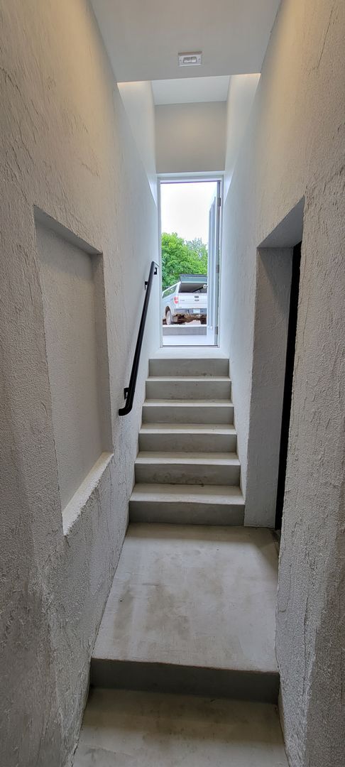 Building Photo - AVAILABLE  May 1st - Newly Updated 1 Bed 1 Bath!