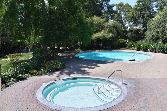 Foto del edificio - 151 Buckingham Dr