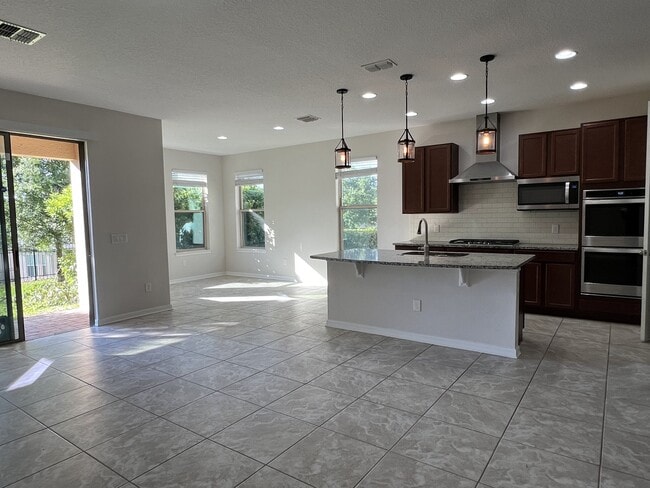 Building Photo - 17392 Bal Harbour Dr
