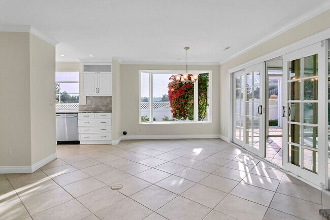 Building Photo - Wonderful detached home with Solar in Univ...