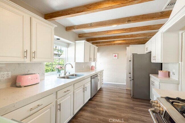 Building Photo - 5505 Vesper Ave
