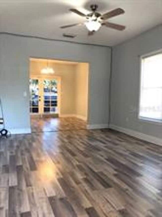 Photo - 2 Bedroom / 2 Bath Bungalow in Sanford's Historic District! House
