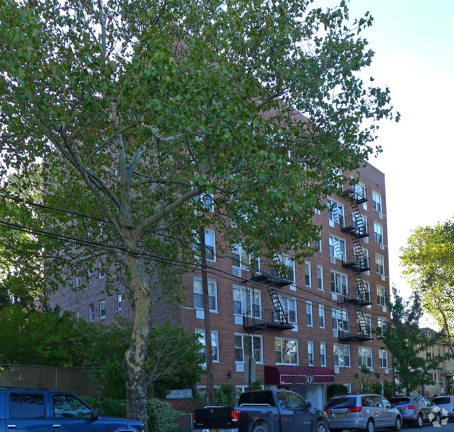 Building Photo - 50 - 15 39th St