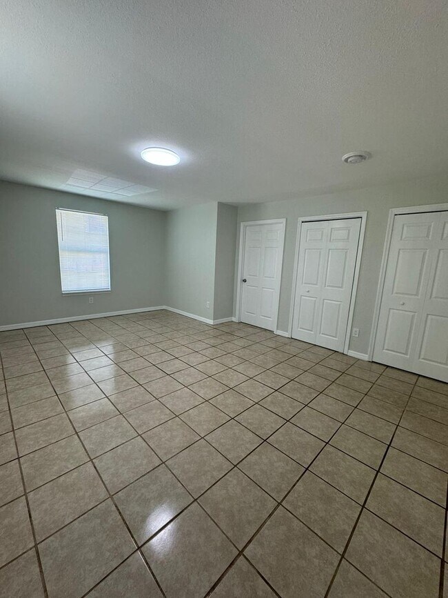 Building Photo - 3/2.5 Home Available Now!