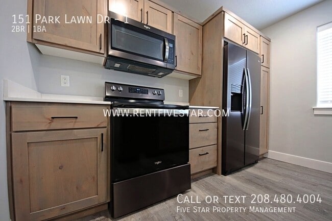 Building Photo - 151 Park Lawn Dr