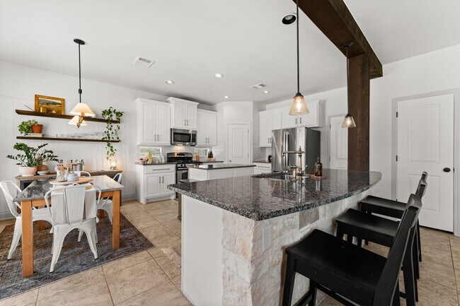 Building Photo - 11005 Desert Willow Loop