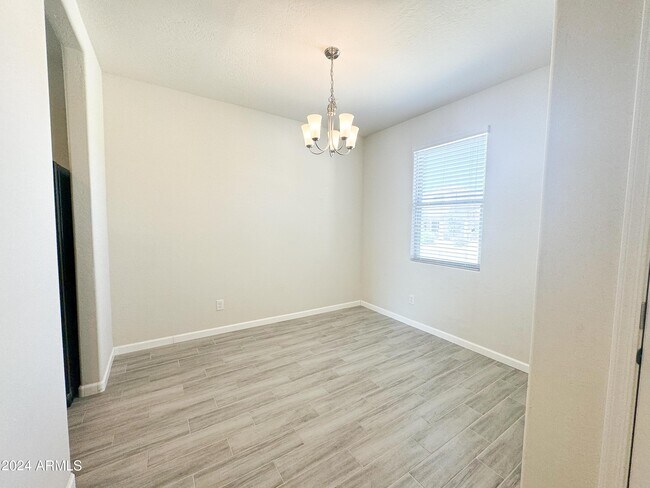 Foto del edificio - 17134 N Rosemont St
