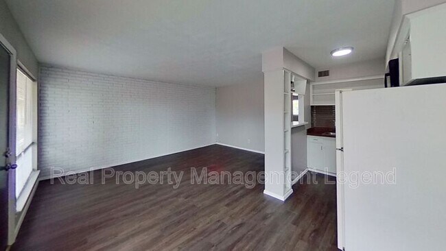 Foto del edificio - 5000 Bowser Ave