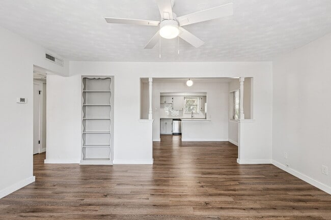 Building Photo - Carriage House