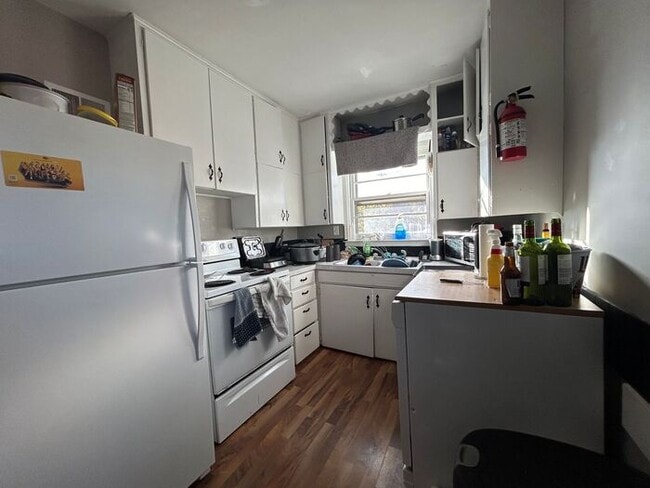 Building Photo - $2,100 | 4 Bedroom, 1 Bathroom Multi Floor...