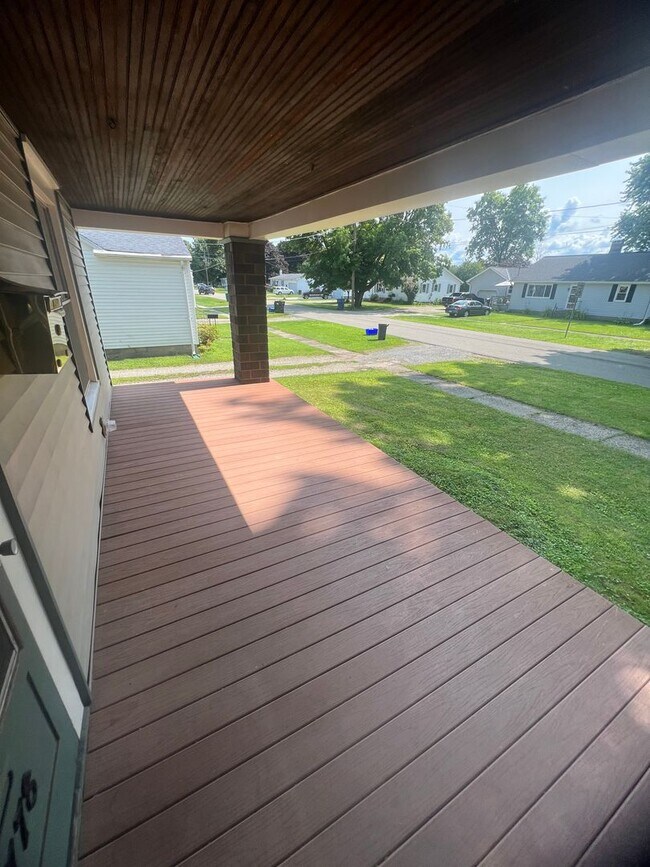 Foto del edificio - Large Remodeled 4 bed 2 Bath - Girard Pa