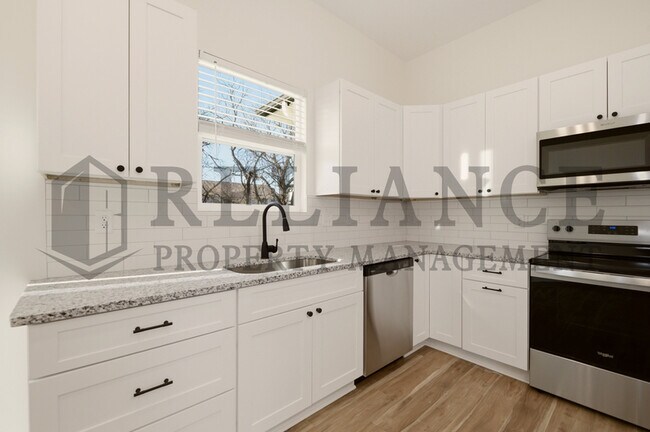 Building Photo - 707 Elmwood St
