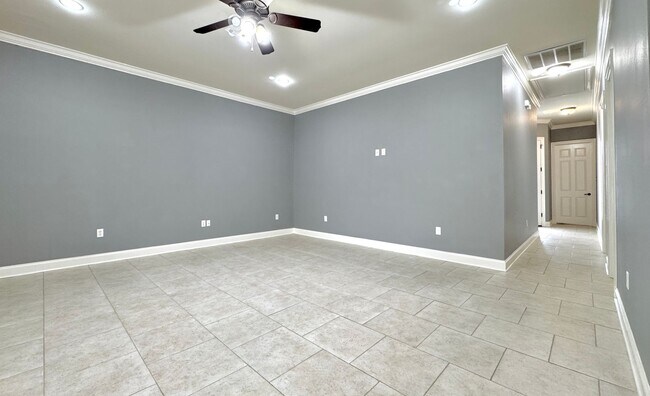 Building Photo - 3 Bed, 2 Bath Home in Pelican Point – Spac...