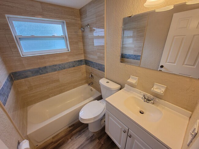 Building Photo - Gorgeous 3/1/1 1032 Sq. Ft. with fenced ya...