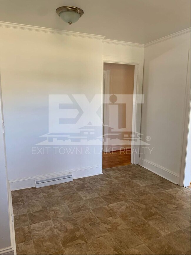 Building Photo - Well Kept Home With Town Conveniences