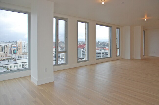 Building Photo - Incredible Views on the 12th Floor - Luxur...