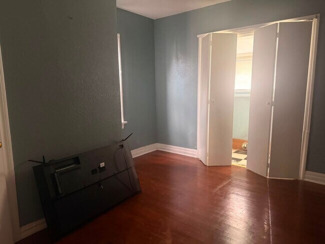 Foto del edificio - **Charming 3-Bedroom Home in a Great Neighborhood – $900/Month**
