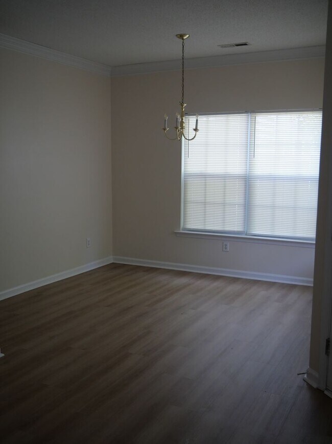 Foto del edificio - 313 Holmes Blvd