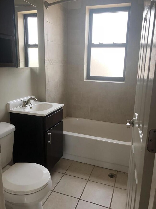Foto del edificio - 1540 W Waveland Ave