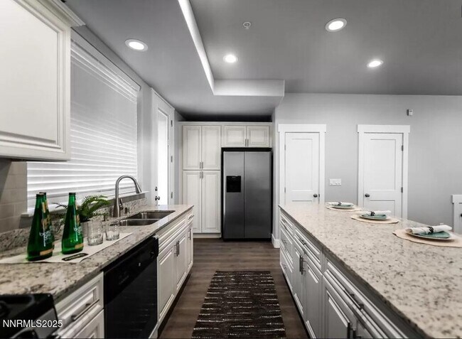 Foto del edificio - 720 Bluffs Ct