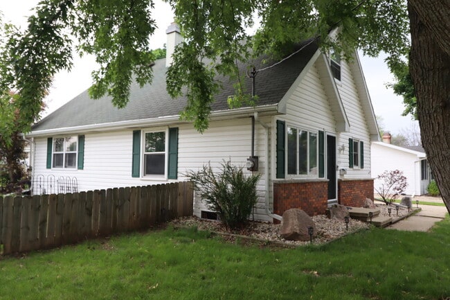 Building Photo - "Spacious 4-Bedroom 2 Bath with Finished B...