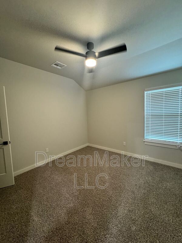 Foto del edificio - 5327 Lily Ln