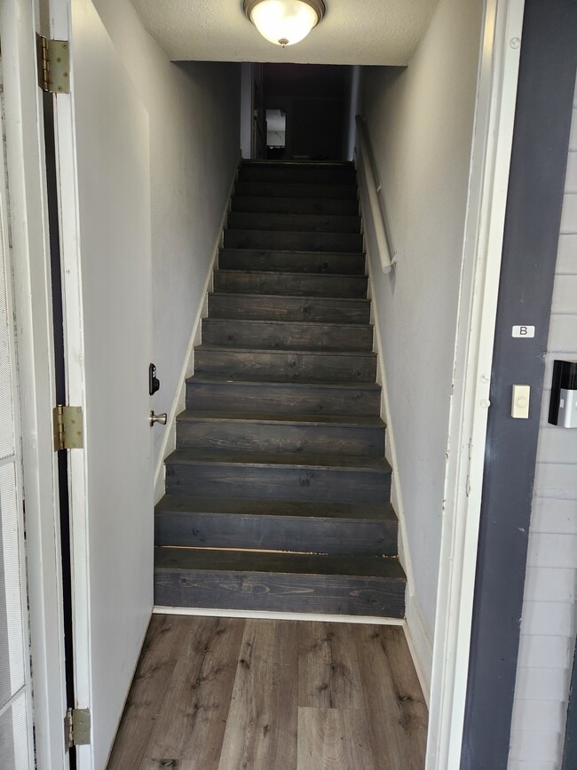 Unit B Upstairs - 487 W 18th St