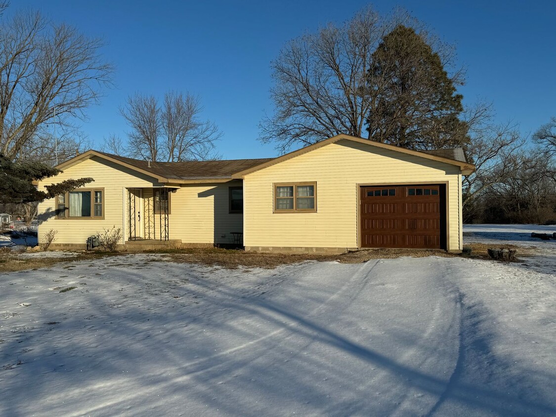 Foto principal - Updated 2 bedroom 2 bathroom in Augusta, KS