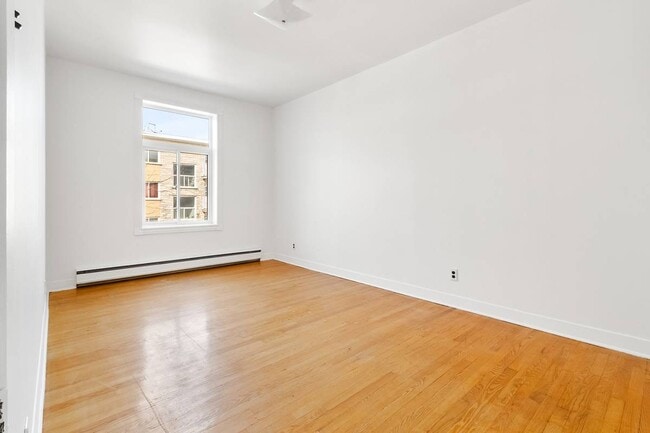 Building Photo - 6992 Av D'outremont