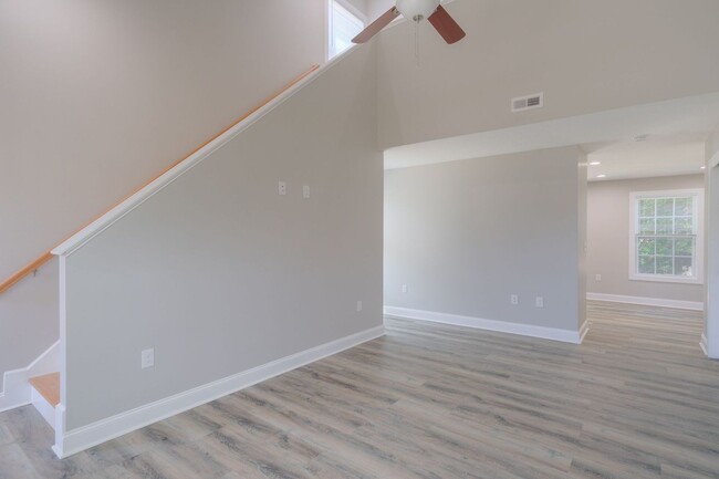 Building Photo - Oak Tree Townhome | 3 Bed 2 Bath | End Uni...