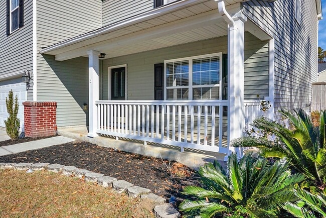 Building Photo - Spacious 4 BR, 2.5 BA Home, 2 Car Garage, ...