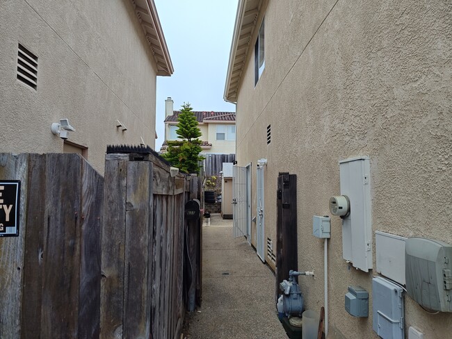 Building Photo - 655 Freesia Dr
