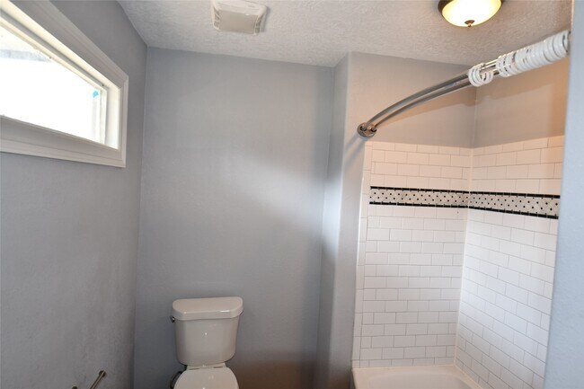 Building Photo - 405 County Rd 2296