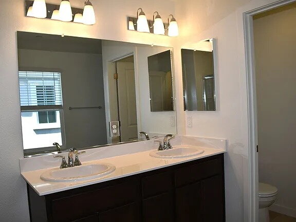 Foto del edificio - Located in one of Elk Grove's most sought-after neighborhoods