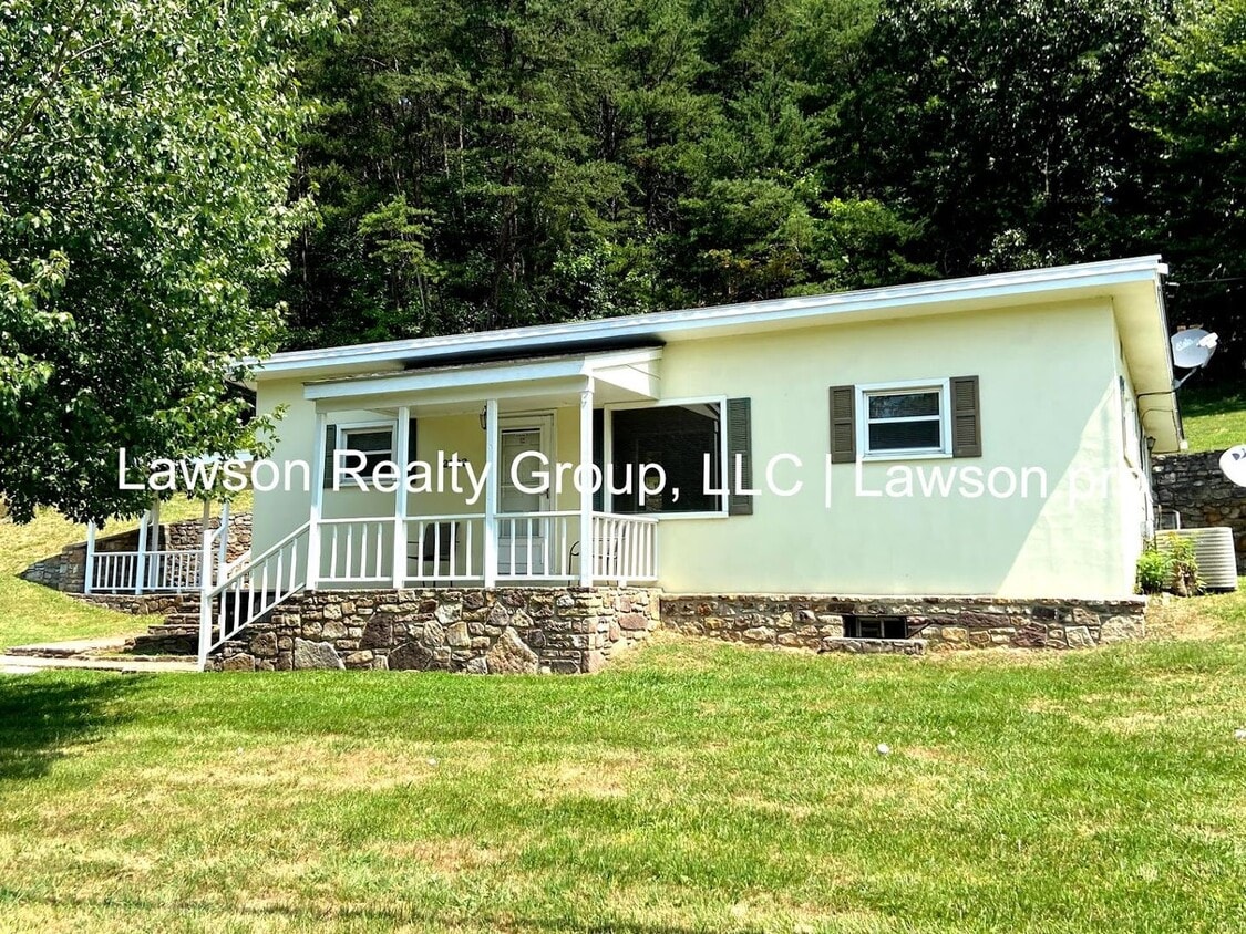 Primary Photo - Cozy Three Bedroom Home in Salem with Shed