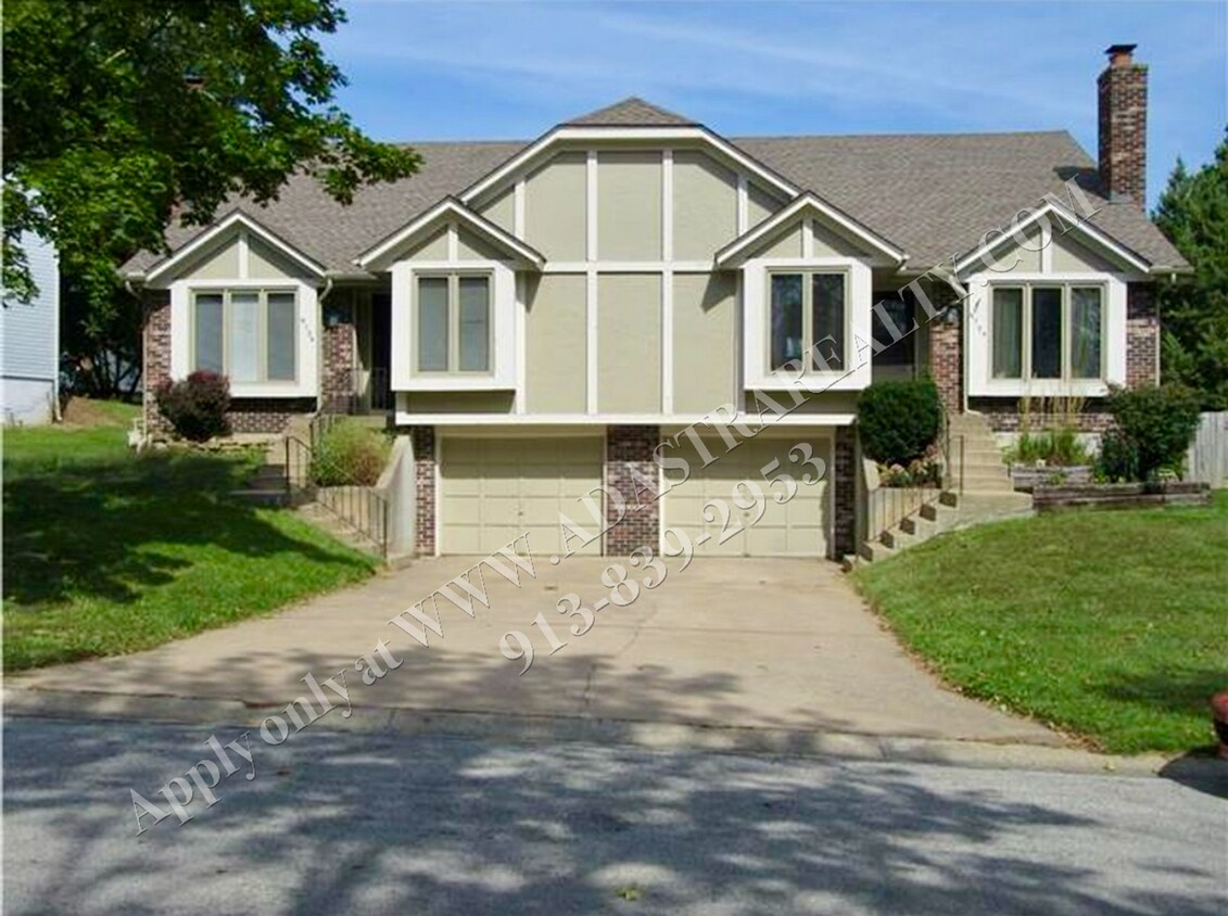 Foto principal - Spacious 3 Bed 2 Bath Duplex in Overland P...