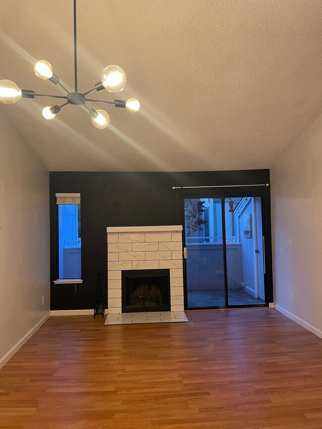 sala de estar con puerta al balcón - 250 Del Verde Cir