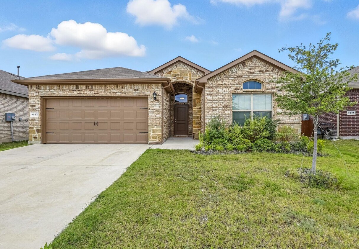 Primary Photo - Stunning 4 bedroom home in saught after Ba...