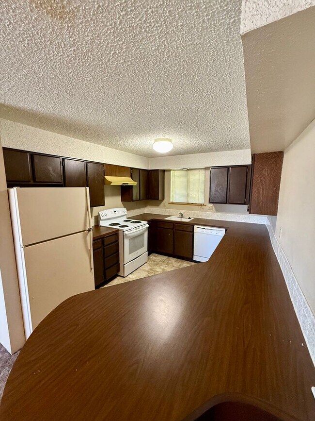 Foto del edificio - Hard to find 2 bdrm, 2 full bath unit with water, sewer, and garbage. Onsite laundry and A/C!