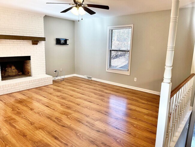 Foto del edificio - 328 Wellington Way