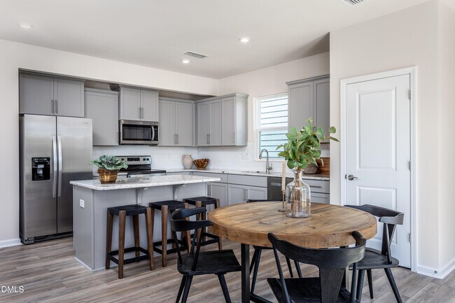 Foto del edificio - 1212 carpenter Falls Avenue-