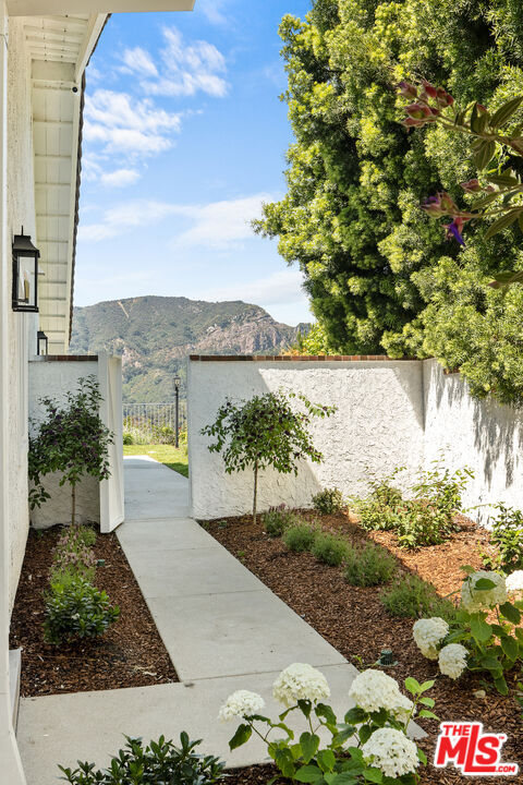 Building Photo - 17282 Avenida de la Herradura
