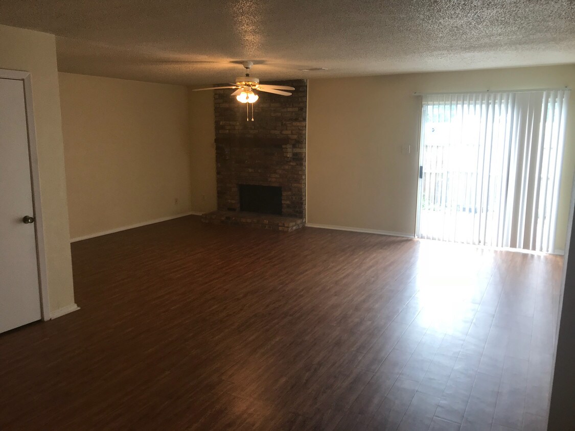 Primary Photo - 64 Colonial Dr