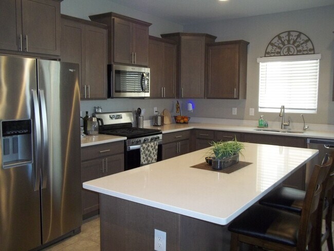 Foto del edificio - Stunning Fully furnished home 3 bed 2.5 baths 2056 sq ft w/heated pool!!! Must see will rent fast!